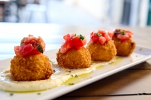 Arancini με Σαφράν, Μοτσαρέλα και Καπνιστό Μπέικον