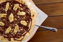 Pizza με Πραλίνα Φουντουκιού, Τυρί Μασκαρπόνε, Μπανάνα και Φουντούκια