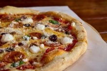 Pizza Κανονική Πεπερόνι (χοιρινό σαλάμι) - Παρμεζάνα