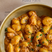 Νιόκι Πατάτας µε Κοκκινιστό Κιµά και Κρέμα Παρμεζάνας