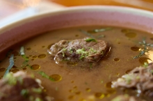 Σούπα με Μοσχάρι, Ζυμαρικό Fregola, Lime και Βασιλικό