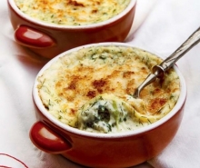 Ογκρατέν Ζυμαρικών με Κοτόπουλο και Σπανάκι + Σαλάτα + Αναψυκτικό 330ml