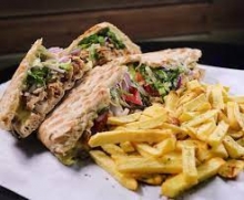 1 Pita Club ΓΙΓΑΣ με Γύρο Χοιρινό με Μπέικον - Τυρί + Πατάτες + 1 Αναψυκτικό 330ml επιλογής