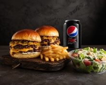 2 Classic Burgers + Μερίδα Πατάτες + 1 Σαλάτα Ατομική Επιλογής + 1 Αναψυκτικό 330ml επιλογής