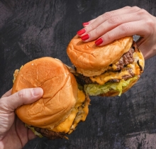 2 Double Smashed Burgers (1+1 ΔΩΡΟ) + 1 Μερίδα Πατάτες Τηγανητές + 1 Σωσάκι + 1 Αναψυκτικο 330ml επιλογής