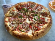 BBQ Chicken Πίτσα (ΑΤΟΜΙΚΗ) + Πατάτες + Σωσάκι + Αναψυκτικό 330ml