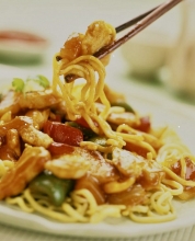 Spaghetti Γλυκόξινη με Φιλέτο Κοτόπουλο + Αναψυκτικό ή Μπύρα