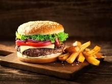 ΠΑΙΔΙΚΟ ΓΕΥΜΑ: 1 Hamburger + Σωσάκι + Πατάτες + Χυμός Amita Fun 250ml + ΔΩΡΟ