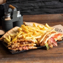Σκεπαστή Πίτα Double Mini με Μπιφτέκι Λαχανικών + Σωσάκι + Αναψυκτικό ή Μπύρα
