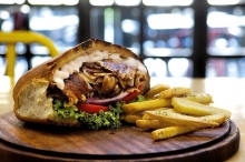Πιτσόψωμο King Size Caesars Pita Masa + Γαρνιτούρα Επιλογής + Σωσάκι + Αναψυκτικό ή Μπύρα