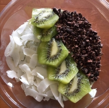 Γιαούρτι με Μέλι, Ακτινίδιο, chips Καρύδας και Matcha