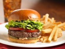 1 Burger 150gr επιλογής με Πατάτες + 1 Sauce επιλογής + 1 Αναψυκτικό 330ml επιλογής