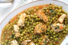 Κοτόπουλο Κοκκινιστό με Αρακά