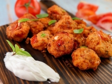 Ντοματοκεφτέδες με Σως Γιαουρτιού