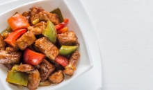 Χοιρινό Γλυκόξινο με Πιπεριές, Μανιτάρια και Ανανά