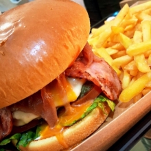 1 Snakaras Supreme Burger + 1 Μερίδα Πατάτες Τηγανητές + 1 Αναψυκτικό 330ml επιλογής