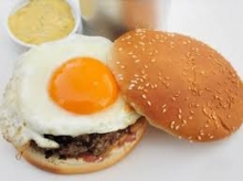 Hamburger με Τηγανητό Αυγό και Ρώσικη