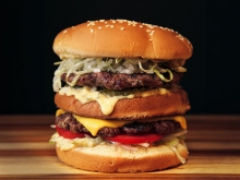 Hamburger με Διπλό Μπιφτέκι + 1 Μερίδα Πατάτες + 1 Αναψυκτικό επιλογής