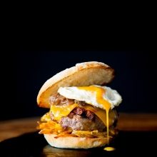 Hamburger με Τηγανητό Αυγό και Ρώσικη + 1 Μερίδα Πατάτες Τηγανητές + 1 Αναψυκτικό επιλογής