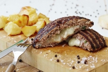 Μπιφτέκι Μοσχαρίσιο Γεμιστό με Τυρί Cheddar και Μπέικον