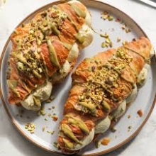 1 Σάντουιτς επιλογής + 1 Κρουασάν Γλυκό επιλογής