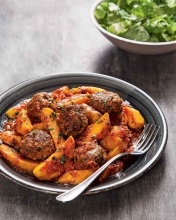 1 Μερίδα Κεφτεδάκια Κοκκινιστά + 1 Ατομική Σαλάτα Mix + 1 Αναψυκτικό 330ml επιλογής