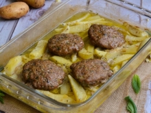 1 Μερίδα Μπιφτέκια Χειροποίητα Λεμονάτα με Πατάτες Φούρνου + 1 Ατομική Σαλάτα Mix