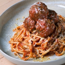 Μακαρόνια με Κεφτεδάκια Κοκκινιστά