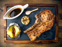 Χοιρινή Σπαλομπριζόλα 400gr Μερίδα