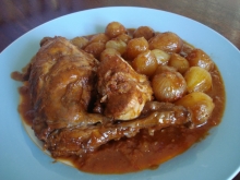 Κουνέλι στιφάδο με φρέσκα κρεμμυδάκια