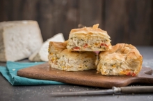 Κοτόπιτα με Ταψιού με Κρεμμύδι, Τυρί Gouda, Γραβιέρα Κρήτης