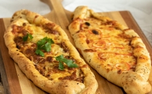 Πεϊνιρλί Χειροποίητο με Gouda, Σως και Λωρίδες Κοτόπουλο