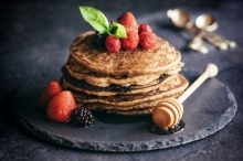 Pancakes Λευκή Σοκολάτα - Φράουλες - Τριμμένο Φιστίκι Αιγίνης