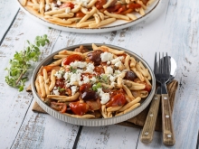 Σκιουφιχτά με Λουκάνικα Χοιρινά και Κόκκινη Σάλτσα