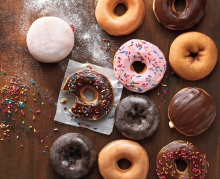 Donut Γεμιστό με Πραλίνα και Επικάλυψη Σοκολάτας