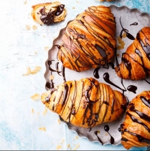 1 Καφές επιλογής + 1 Κρουασάν Πραλίνα Σοκολάτα