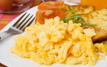 Αυγά Scrambled με Κρέμα Γάλακτος σε Ψωμάκι Brioche