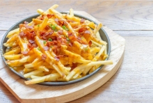 Πατάτες Τηγανητές με Τυρί Cheddar και Μπέικον