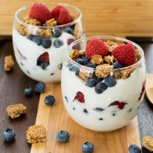 Γιαούρτι με Τραγανές Μπουκιές Granola, Φουντούκια, Μπανάνα και Κακάο