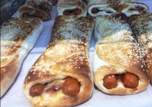 Λουκανικόπιτα Διπλή με Ζυμάρι Φιλαδέλφεια Μπέικον