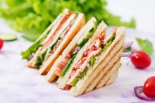 1 Club Sandwich + 1 Αναψυκτικό 330ml επιλογής