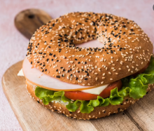 Κουλούρι Bagel με Μαγιονέζα, Gouda, Ντομάτα, Γαλοπούλα και Μαρούλι
