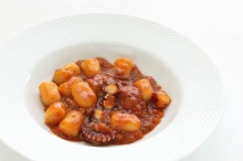 Χταπόδι με Πατάτες Κοκκινιστό