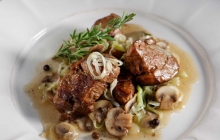 Χοιρινό με Κολοκυθάκι και Αυγολέμονο