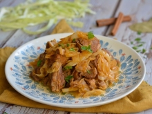 Χοιρινό Κοκκινιστό με Λάχανο