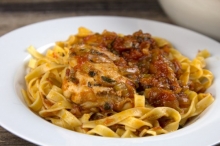 Κοτοόπουλο Κοκκινιστό με Ταλιατέλες