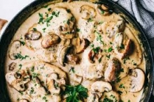 Μπριζολάκια Χοιρινά με Κρέμα Γάλακτος και Μανιτάρια