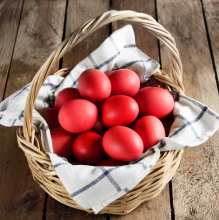 Πασχαλινό Καλάθι με Σπιτικά Βαμμένα Αυγά