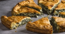 Χωριάτικη Σπανακοτυρόπιτα Ταψιού