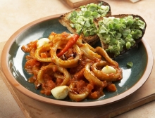 Καλαμάρι Κοκκινιστό με Μακαρόνι